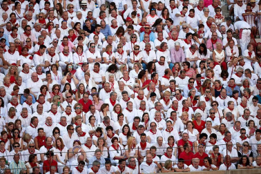 Público asistente a la Plaza de Toros de Pamplona durante la cuarta corrida de la Feria del Toro 2018.