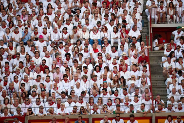 Público asistente a la Plaza de Toros de Pamplona durante la cuarta corrida de la Feria del Toro 2018.