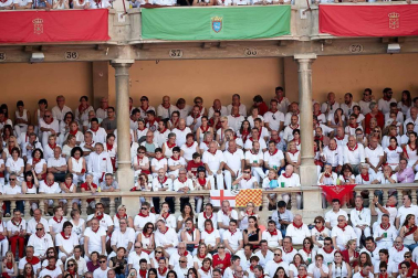 Público asistente a la Plaza de Toros de Pamplona durante la cuarta corrida de la Feria del Toro 2018.
