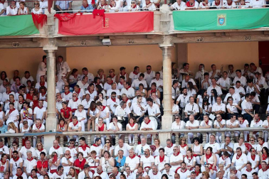 Público asistente a la Plaza de Toros de Pamplona durante la cuarta corrida de la Feria del Toro 2018.