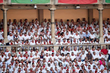 Público asistente a la Plaza de Toros de Pamplona durante la cuarta corrida de la Feria del Toro 2018.