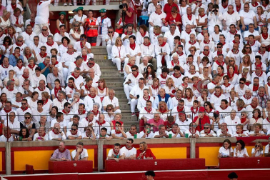Público asistente a la Plaza de Toros de Pamplona durante la cuarta corrida de la Feria del Toro 2018.