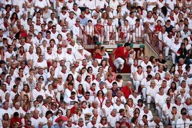 Público asistente a la Plaza de Toros de Pamplona durante la cuarta corrida de la Feria del Toro 2018.