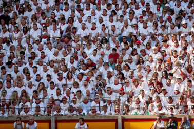 Público asistente a la Plaza de Toros de Pamplona durante la cuarta corrida de la Feria del Toro 2018.