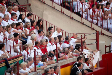 Público asistente a la Plaza de Toros de Pamplona durante la cuarta corrida de la Feria del Toro 2018.