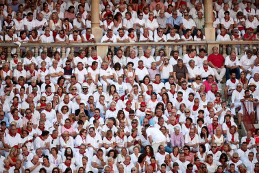 Público asistente a la Plaza de Toros de Pamplona durante la cuarta corrida de la Feria del Toro 2018.