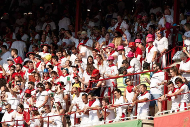 Público asistente a la Plaza de Toros de Pamplona durante la cuarta corrida de la Feria del Toro 2018.
