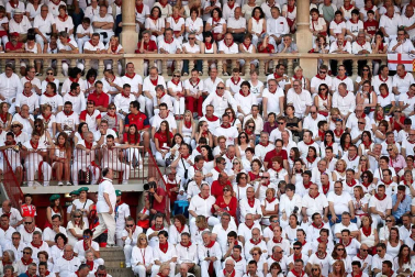 Público asistente a la Plaza de Toros de Pamplona durante la cuarta corrida de la Feria del Toro 2018.