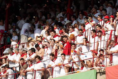 Público asistente a la Plaza de Toros de Pamplona durante la cuarta corrida de la Feria del Toro 2018.