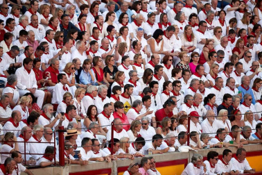 Público asistente a la Plaza de Toros de Pamplona durante la cuarta corrida de la Feria del Toro 2018.