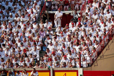 Público asistente a la Plaza de Toros de Pamplona durante la cuarta corrida de la Feria del Toro 2018.