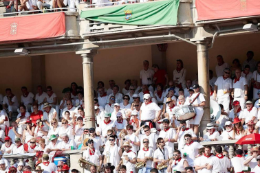 Público asistente a la Plaza de Toros de Pamplona durante la cuarta corrida de la Feria del Toro 2018.