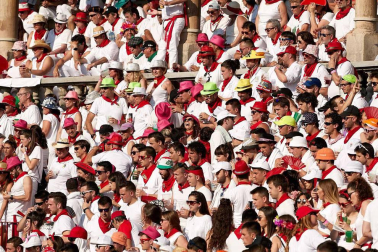 Público asistente a la Plaza de Toros de Pamplona durante la cuarta corrida de la Feria del Toro 2018.