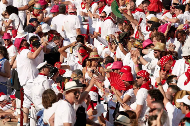 Público asistente a la Plaza de Toros de Pamplona durante la cuarta corrida de la Feria del Toro 2018.