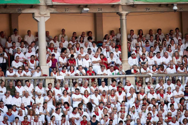 Público asistente a la Plaza de Toros de Pamplona durante la cuarta corrida de la Feria del Toro 2018.