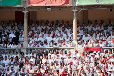 Público asistente a la Plaza de Toros de Pamplona durante la cuarta corrida de la Feria del Toro 2018.
