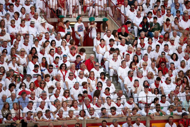 Público asistente a la Plaza de Toros de Pamplona durante la cuarta corrida de la Feria del Toro 2018.