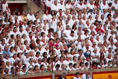 Público asistente a la Plaza de Toros de Pamplona durante la cuarta corrida de la Feria del Toro 2018.