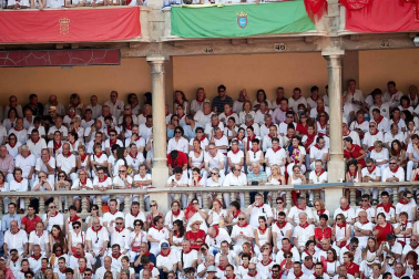 Público asistente a la Plaza de Toros de Pamplona durante la cuarta corrida de la Feria del Toro 2018.