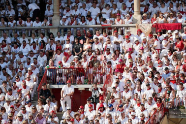 Público asistente a la Plaza de Toros de Pamplona durante la cuarta corrida de la Feria del Toro 2018.