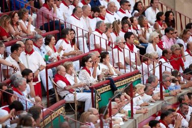 Público asistente a la Plaza de Toros de Pamplona durante la cuarta corrida de la Feria del Toro 2018.