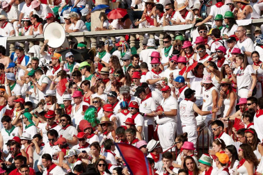 Público asistente a la Plaza de Toros de Pamplona durante la cuarta corrida de la Feria del Toro 2018.
