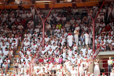 Público asistente a la Plaza de Toros de Pamplona durante la cuarta corrida de la Feria del Toro 2018.