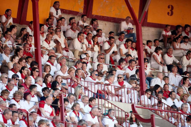 Público asistente a la Plaza de Toros de Pamplona durante la cuarta corrida de la Feria del Toro 2018.