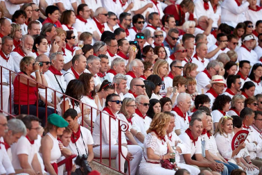 Público asistente a la Plaza de Toros de Pamplona durante la cuarta corrida de la Feria del Toro 2018.