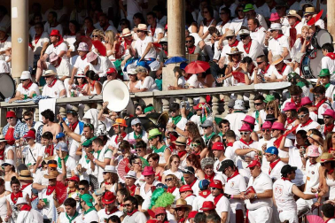 Público asistente a la Plaza de Toros de Pamplona durante la cuarta corrida de la Feria del Toro 2018.