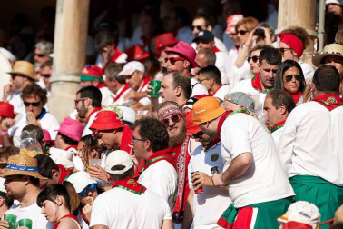 Público asistente a la Plaza de Toros de Pamplona durante la cuarta corrida de la Feria del Toro 2018.