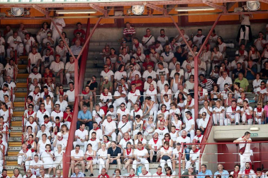 Público asistente a la Plaza de Toros de Pamplona durante la cuarta corrida de la Feria del Toro 2018.