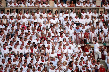 Público asistente a la Plaza de Toros de Pamplona durante la cuarta corrida de la Feria del Toro 2018.