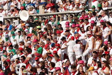 Público asistente a la Plaza de Toros de Pamplona durante la cuarta corrida de la Feria del Toro 2018.