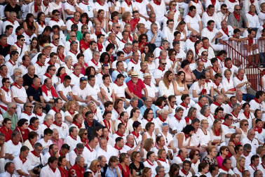 Público asistente a la Plaza de Toros de Pamplona durante la cuarta corrida de la Feria del Toro 2018.