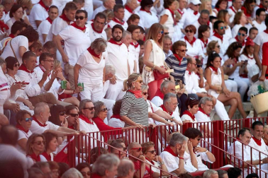 Público asistente a la Plaza de Toros de Pamplona durante la cuarta corrida de la Feria del Toro 2018.