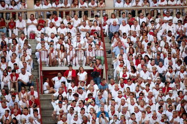 Público asistente a la Plaza de Toros de Pamplona durante la cuarta corrida de la Feria del Toro 2018.