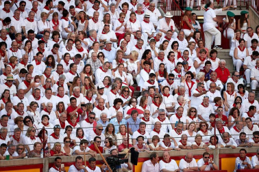 Público asistente a la Plaza de Toros de Pamplona durante la cuarta corrida de la Feria del Toro 2018.
