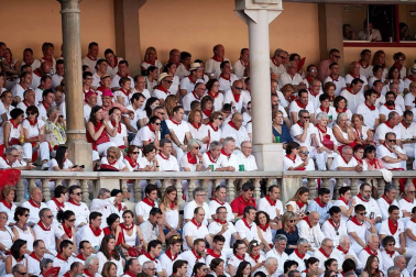 Público asistente a la Plaza de Toros de Pamplona durante la cuarta corrida de la Feria del Toro 2018.
