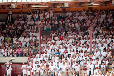 Público asistente a la Plaza de Toros de Pamplona durante la cuarta corrida de la Feria del Toro 2018.
