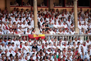 Público asistente a la Plaza de Toros de Pamplona durante la cuarta corrida de la Feria del Toro 2018.