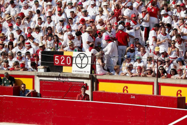 Público asistente a la Plaza de Toros de Pamplona durante la cuarta corrida de la Feria del Toro 2018.