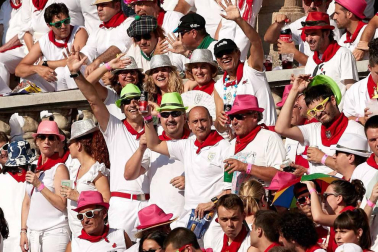 Público asistente a la Plaza de Toros de Pamplona durante la cuarta corrida de la Feria del Toro 2018.