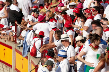 Público asistente a la Plaza de Toros de Pamplona durante la cuarta corrida de la Feria del Toro 2018.
