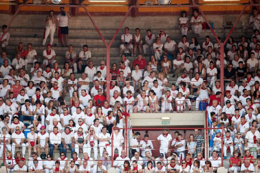 Público asistente a la Plaza de Toros de Pamplona durante la cuarta corrida de la Feria del Toro 2018.