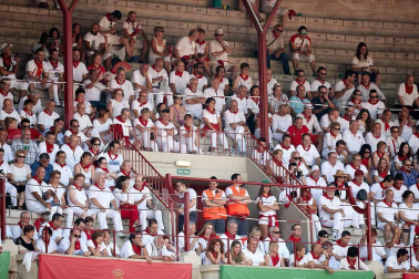 Público asistente a la Plaza de Toros de Pamplona durante la cuarta corrida de la Feria del Toro 2018.