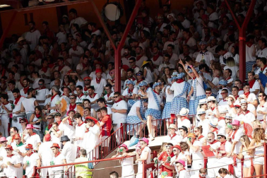 Público asistente a la Plaza de Toros de Pamplona durante la cuarta corrida de la Feria del Toro 2018.