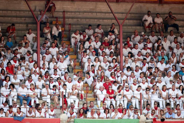 Público asistente a la Plaza de Toros de Pamplona durante la cuarta corrida de la Feria del Toro 2018.