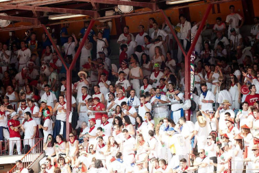 Público asistente a la Plaza de Toros de Pamplona durante la cuarta corrida de la Feria del Toro 2018.