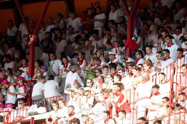 Público asistente a la Plaza de Toros de Pamplona durante la cuarta corrida de la Feria del Toro 2018.